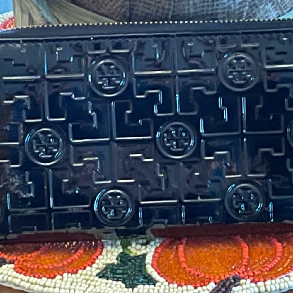 Authentic luxury Tory Burch logo zippered wallet.